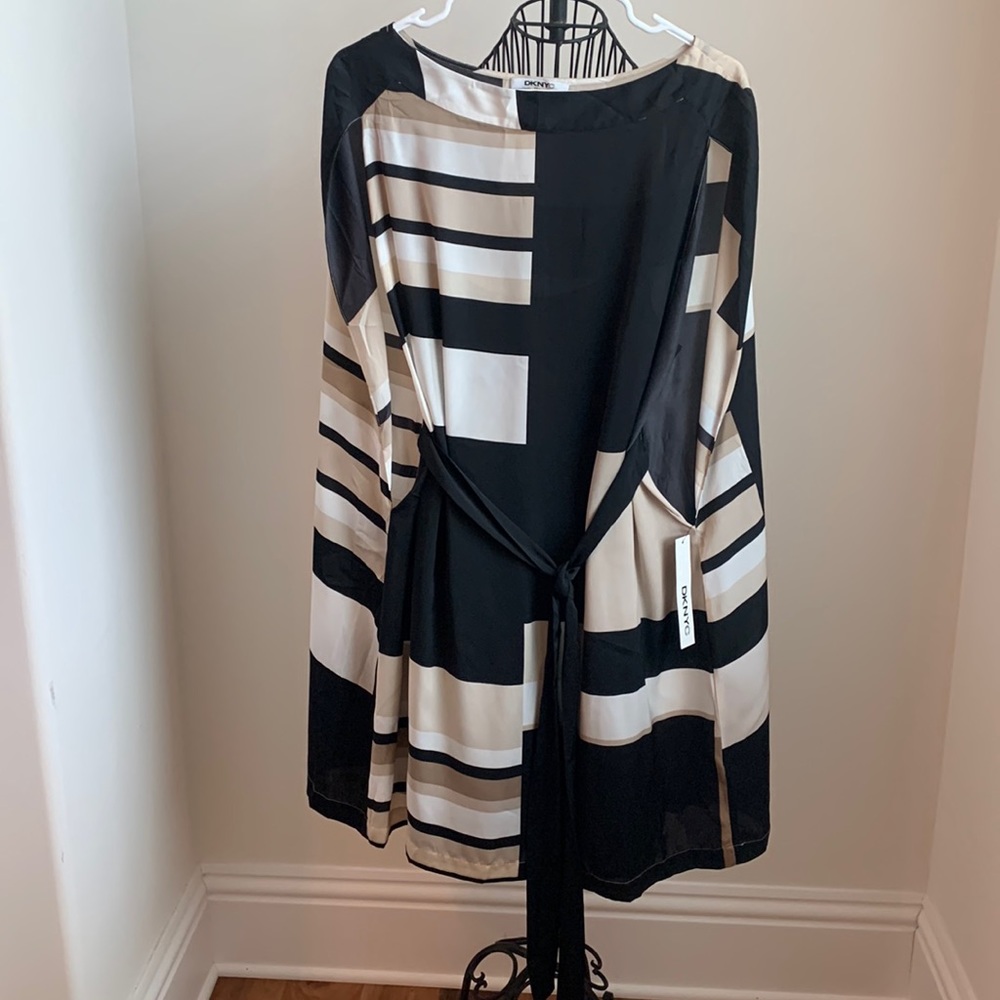 DKNYC SLEEVELESS DRESS IN BLK/TAN SZ M fully lined with detachable lining. NWT